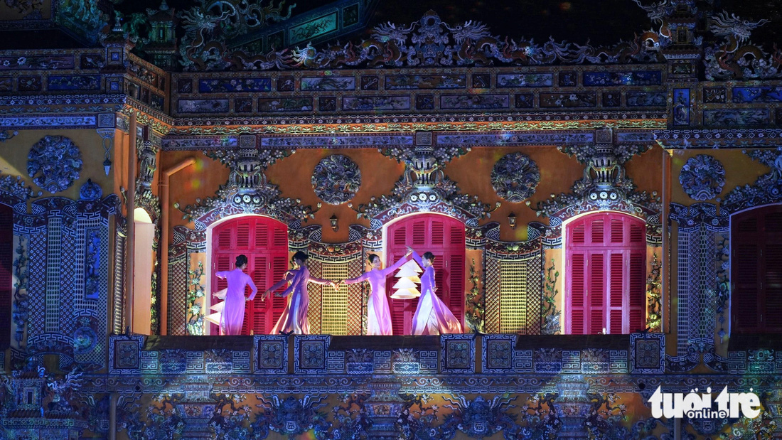 Các nghệ sĩ biểu diễn múa áo dài bên trên điện Kiến Trung - Ảnh: NGỌC HIẾU