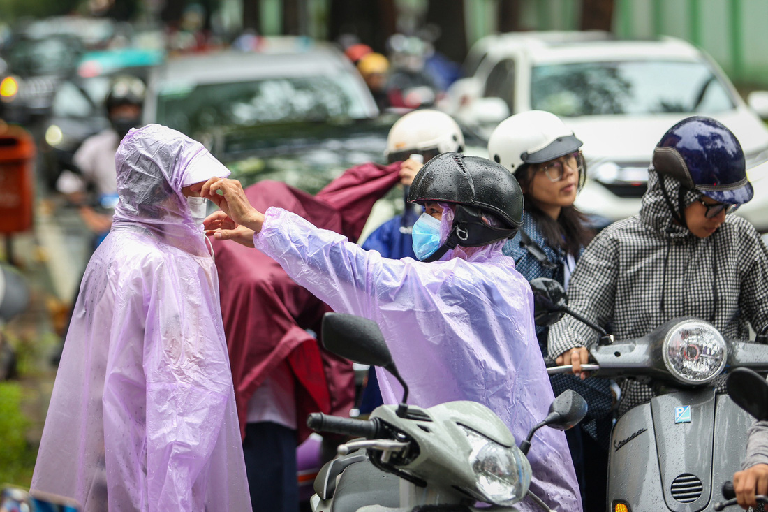 Nắng hay mưa, ba mẹ đều bên con.