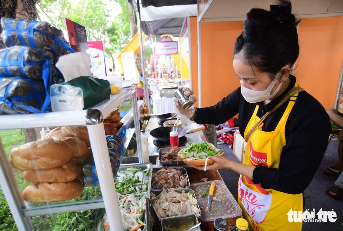 Nhiều người nước ngoài mê bánh mì Việt Nam - Ảnh: QUANG ĐỊNH