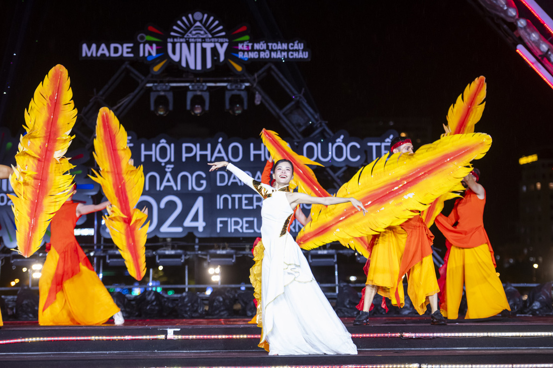 Sân khấu Lễ hội pháo hoa quốc tế Đà Nẵng - DIFF 2024 được đầu tư công phu - Ảnh: T.C