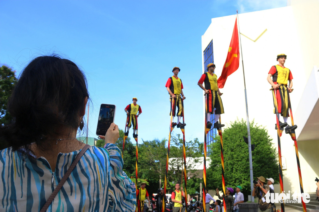 Đoàn cà kheo đến từ Vương quốc Bỉ khuấy động lễ hội đường phố nằm trong Tuần lễ Festival Huế 2024 - Ảnh: NHẬT LINH