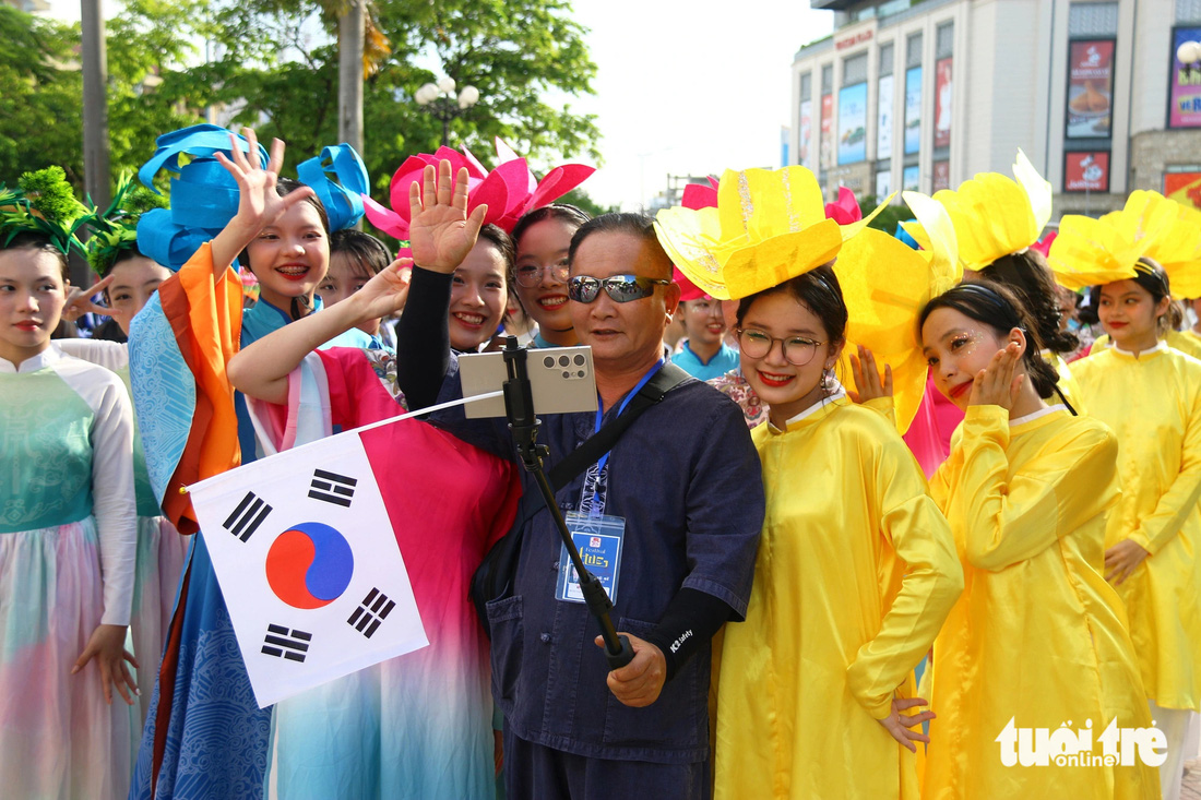 Nghệ sĩ Hàn Quốc chụp ảnh cùng đoàn biểu diễn múa đường phố đến từ Trường THPT Hai Bà Trưng (TP Huế) - Ảnh: NHẬT LINH