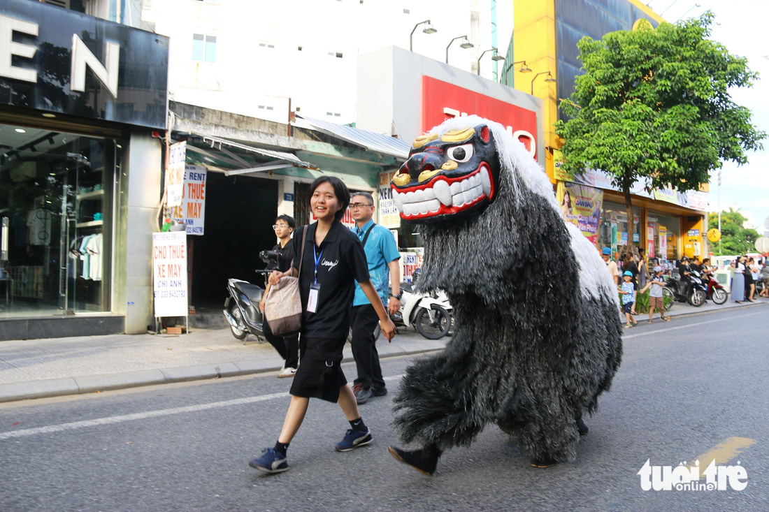 Chú lân truyền thống Nhật Bản biểu diễn trên tuyến đường Hùng Vương (TP Huế) - Ảnh: NHẬT LINH