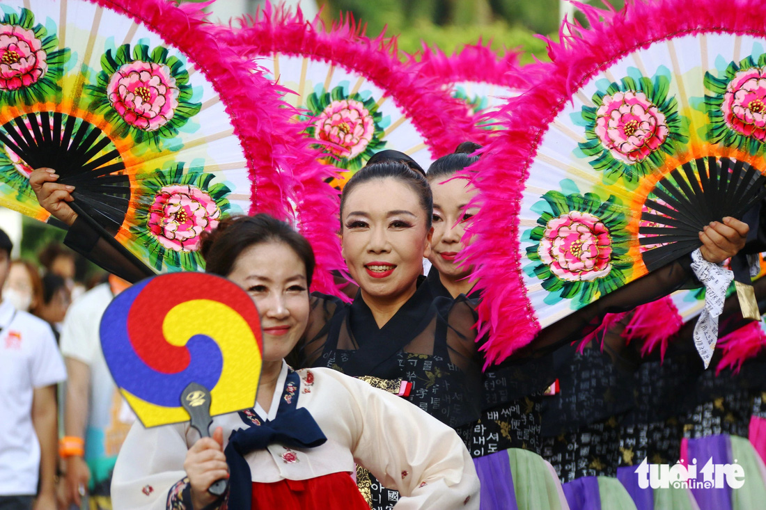Đoàn nghệ sĩ múa truyền thống của Hàn Quốc - Ảnh: NHẬT LINH