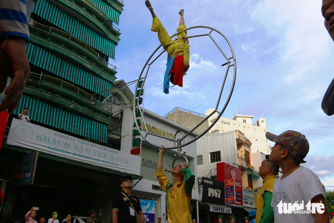 Đoàn nghệ sĩ xiếc Việt Nam biểu diễn nhào lộn trên không trước sự trầm trồ của người dân xứ Huế - Ảnh: NHẬT LINH