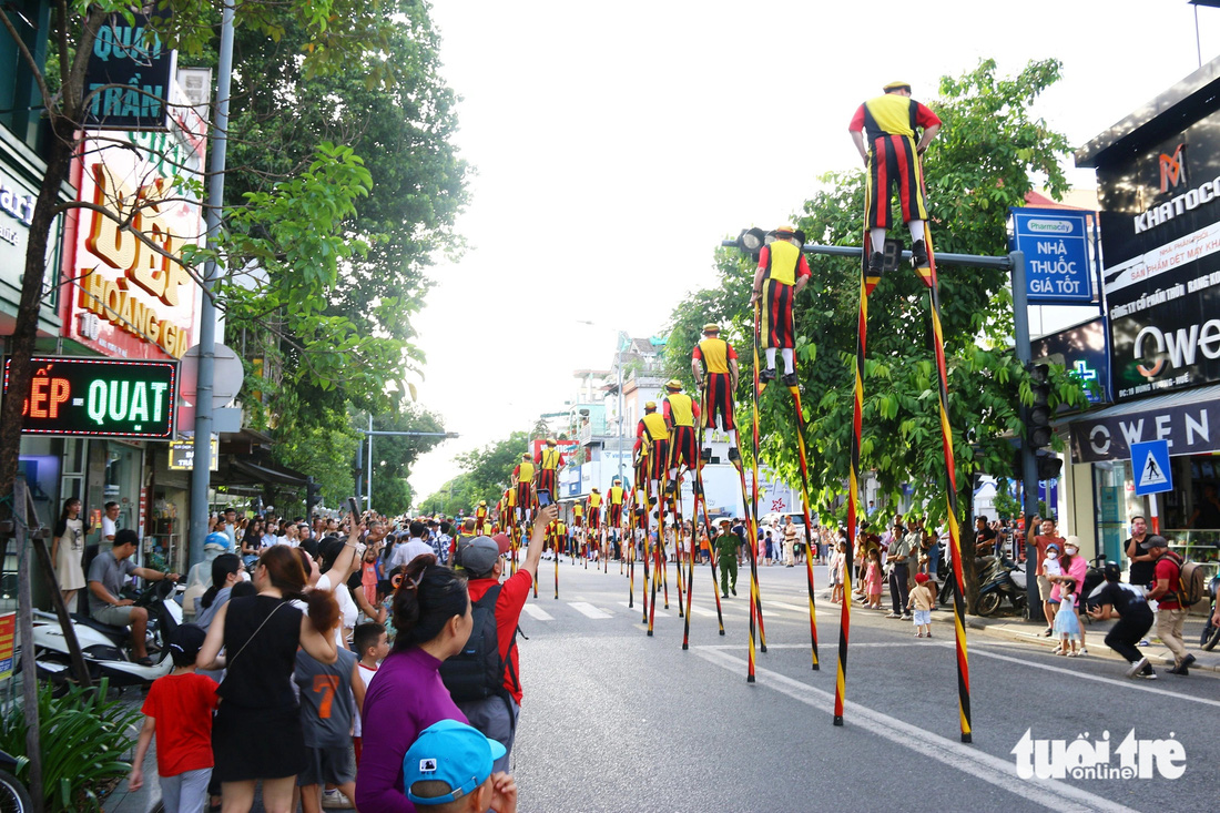 Đoàn biểu diễn lễ hội đường phố đi qua những con phố trung tâm TP Huế - Ảnh: NHẬT LINH