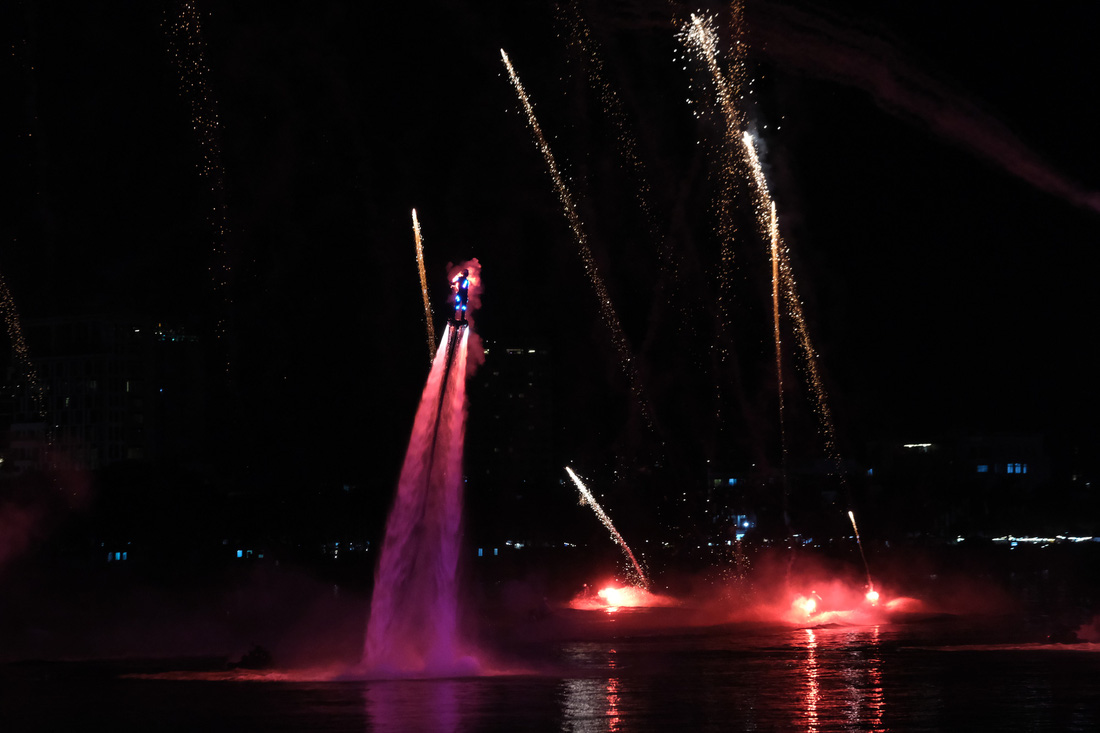 Trình diễn jetski & flyboard ở lễ hội pháo hoa - Ảnh: T.C