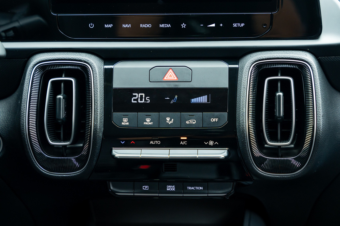 Nội thất Kia Sonet 2024 về cơ bản như trước, song được nâng cấp một số trang bị như cách thiết kế nút bấm của điều hòa, hay màn hình đơn sắc sau vô lăng nâng từ 3,5 inch ở bản cũ lên thành 4,2 inch có màu ở bản facelift.