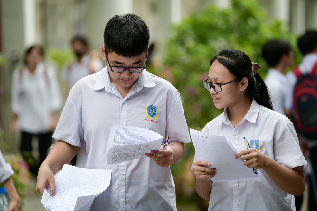 Các thí sinh tham dự kỳ thi THPT tại Hà Nội - Ảnh: NAM TRẦN