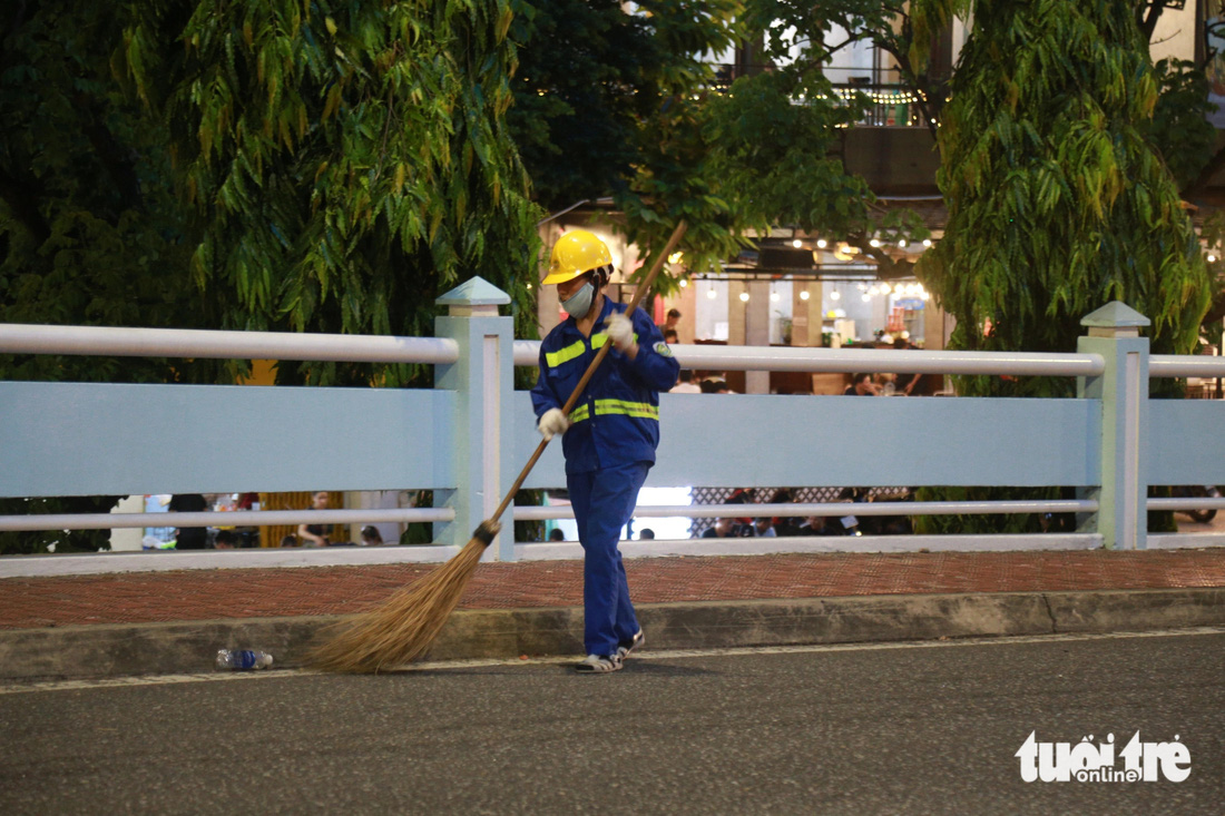 Đêm qua, lực lượng công nhân môi trường đã được về nhà sớm hơn những mùa lễ hội trước đây nhờ sự chung tay của mọi người - Ảnh: ĐOÀN NHẠN