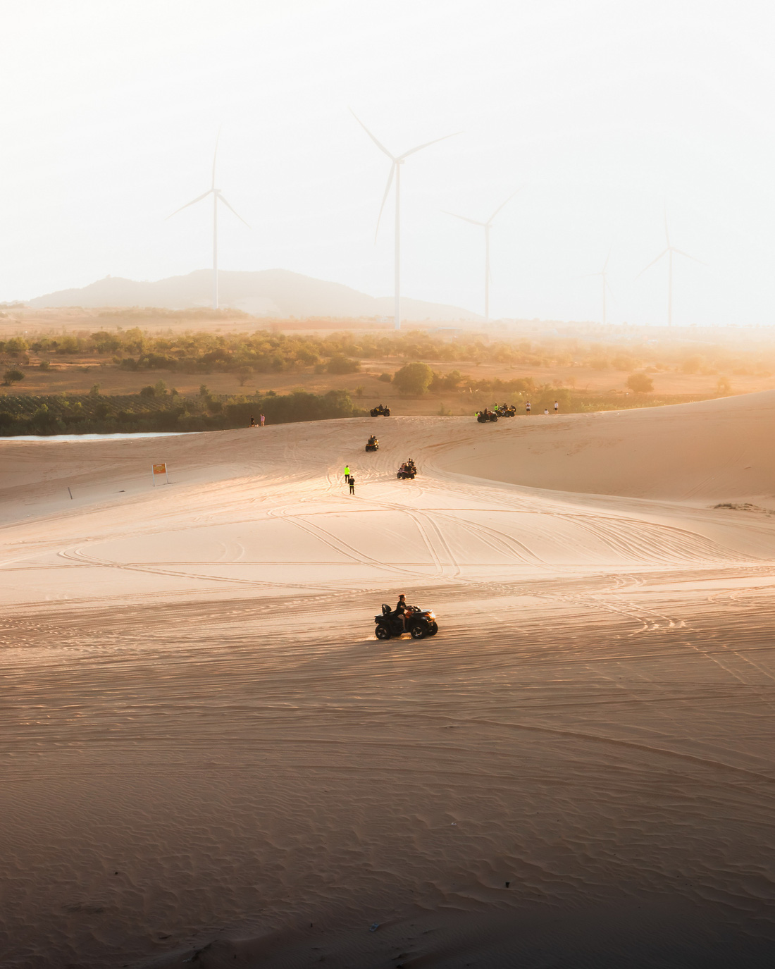 Khách du lịch lái xe địa hình khi tham quan đồi cát trắng ở tỉnh Bình Thuận - Ảnh: HARRY BRADLEY