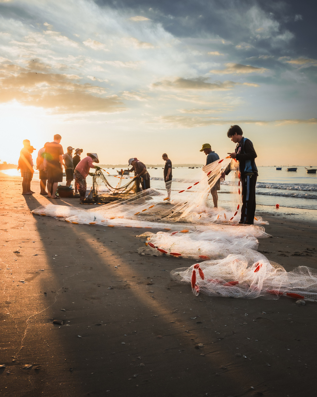 Người dân địa phương đang phân loại hải sản sau chuyến đánh cá vào sáng sớm tại một làng chài ở Mũi Né, tỉnh Bình Thuận - Ảnh: HARRY BRADLEY