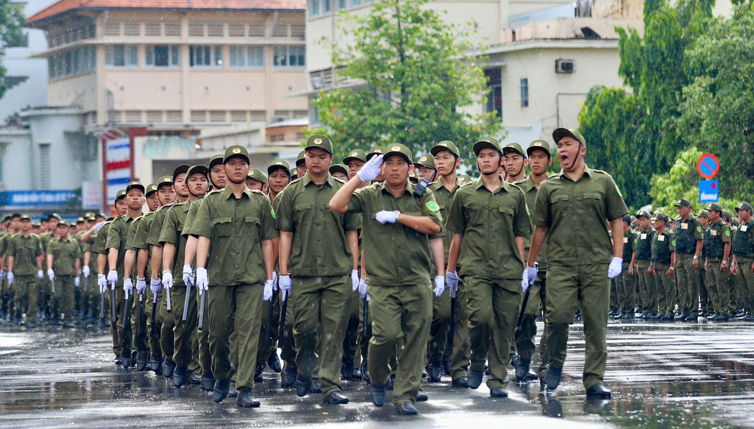 Lực lượng tham gia bảo vệ an ninh, trật tự ở cơ sở tại lễ ra mắt- Ảnh: MINH HÒA