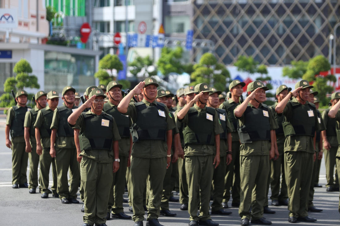 Lực lượng bảo vệ an ninh, trật tự cơ sở tham gia buổi lễ ra mắt tại đường Lê Lợi, quận 1 - Ảnh: MINH HÒA