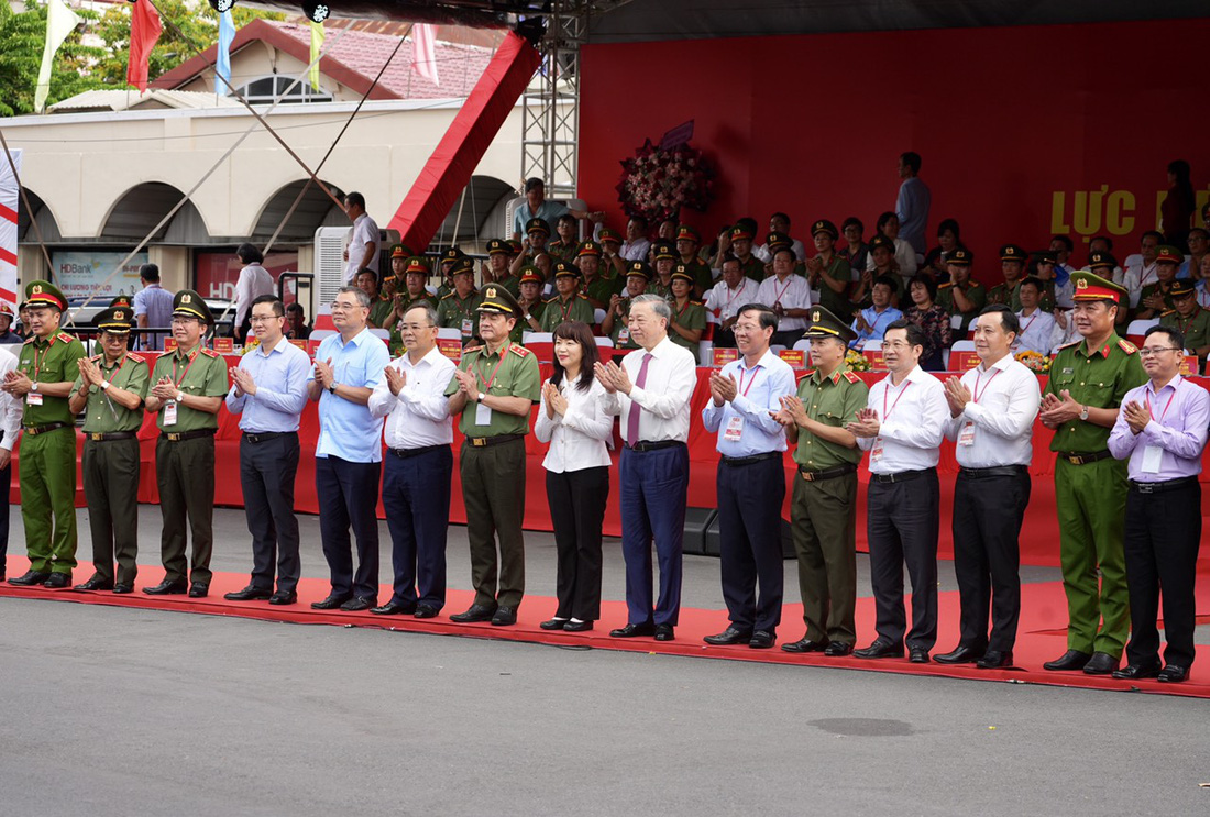 Chủ tịch nước Tô Lâm cùng các lãnh đạo chúc mừng lực lượng tham gia bảo vệ an ninh, trật tự cơ sở - Ảnh: HỮU HẠNH