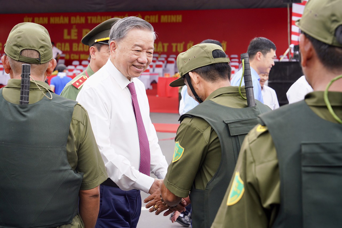 Chủ tịch nước Tô Lâm chúc mừng lực lượng tham gia bảo vệ an ninh, trật tự cơ sở - Ảnh: HỮU HẠNH