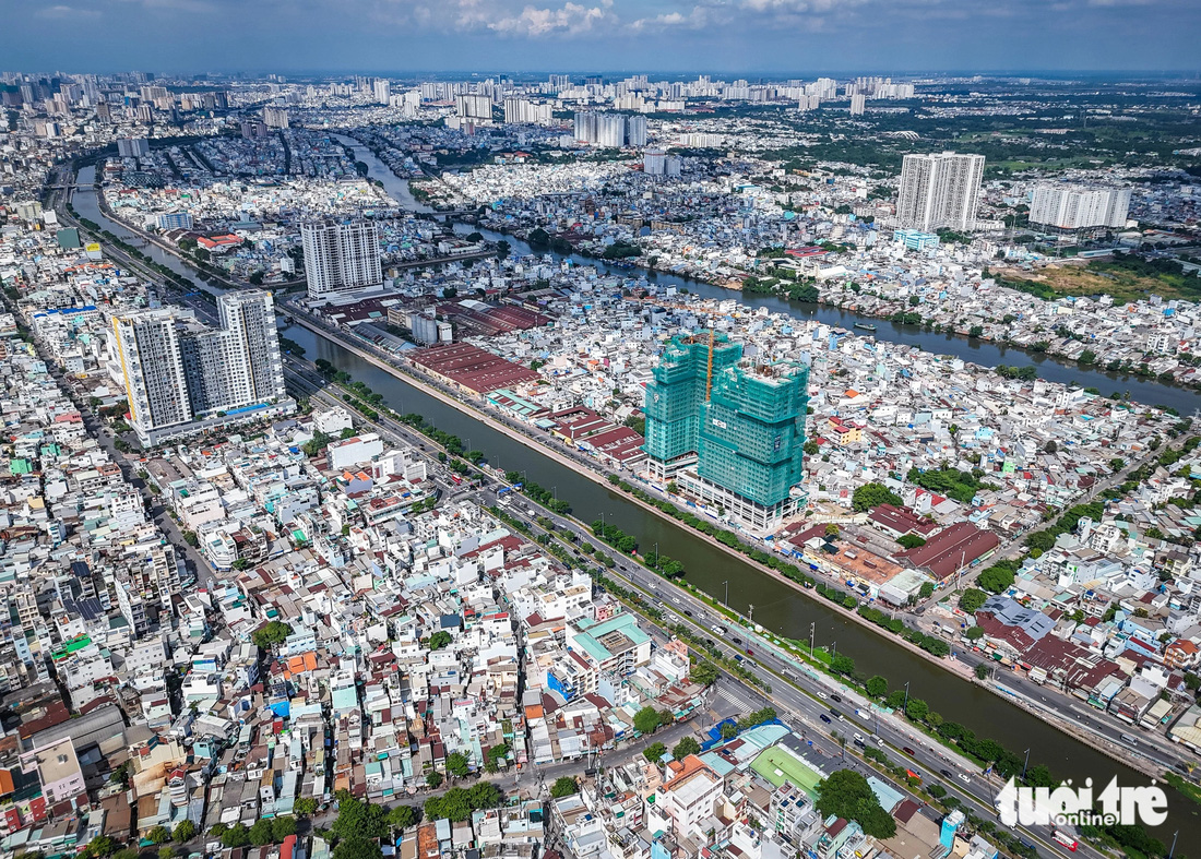 Nhìn từ trên cao đoạn cải tạo dài khoảng 8km thuộc đường Võ Văn Kiệt - Ảnh: LÊ PHAN