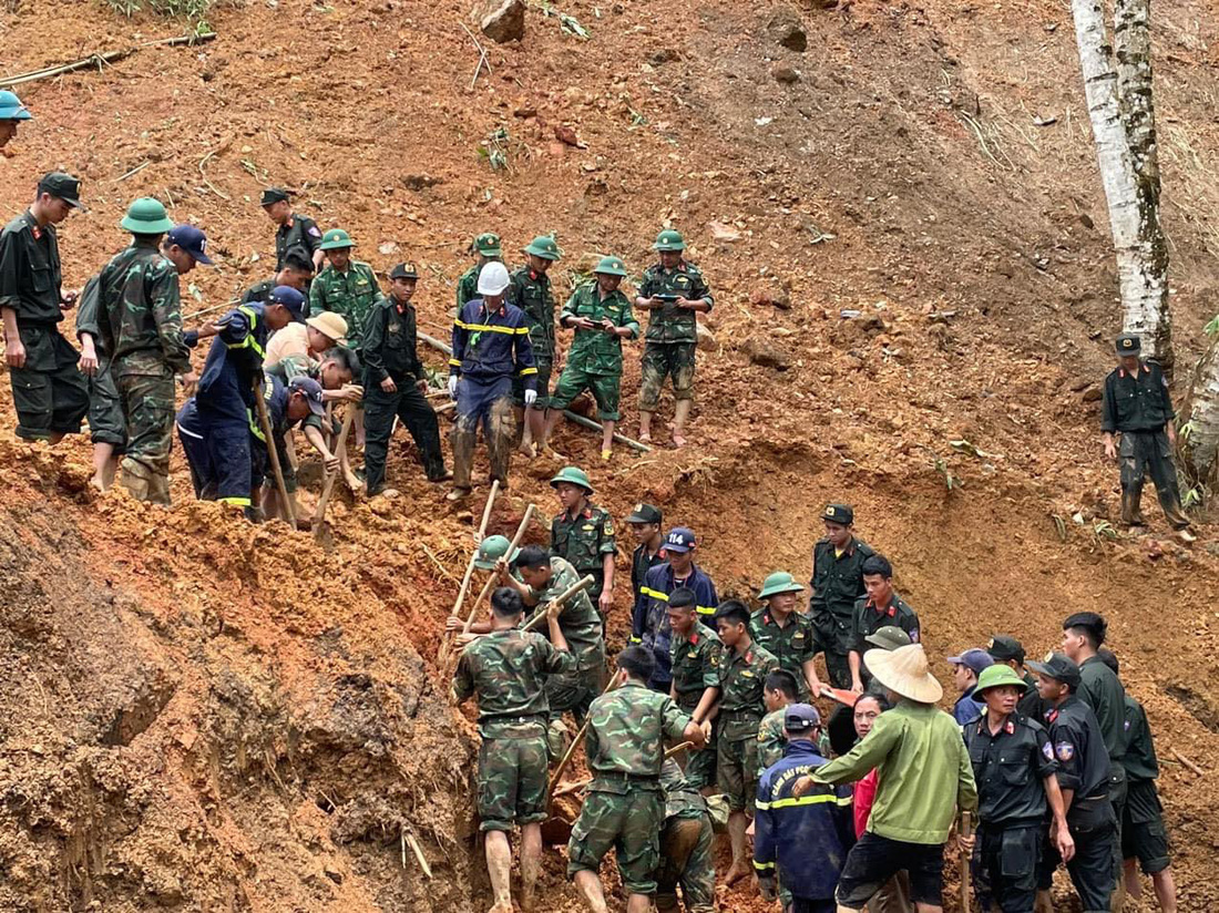 Đến chiều nay, các lực lượng chức năng vẫn đang nỗ lực tìm kiếm nạn nhân bị vùi lấp - Ảnh: Công an Hà Giang