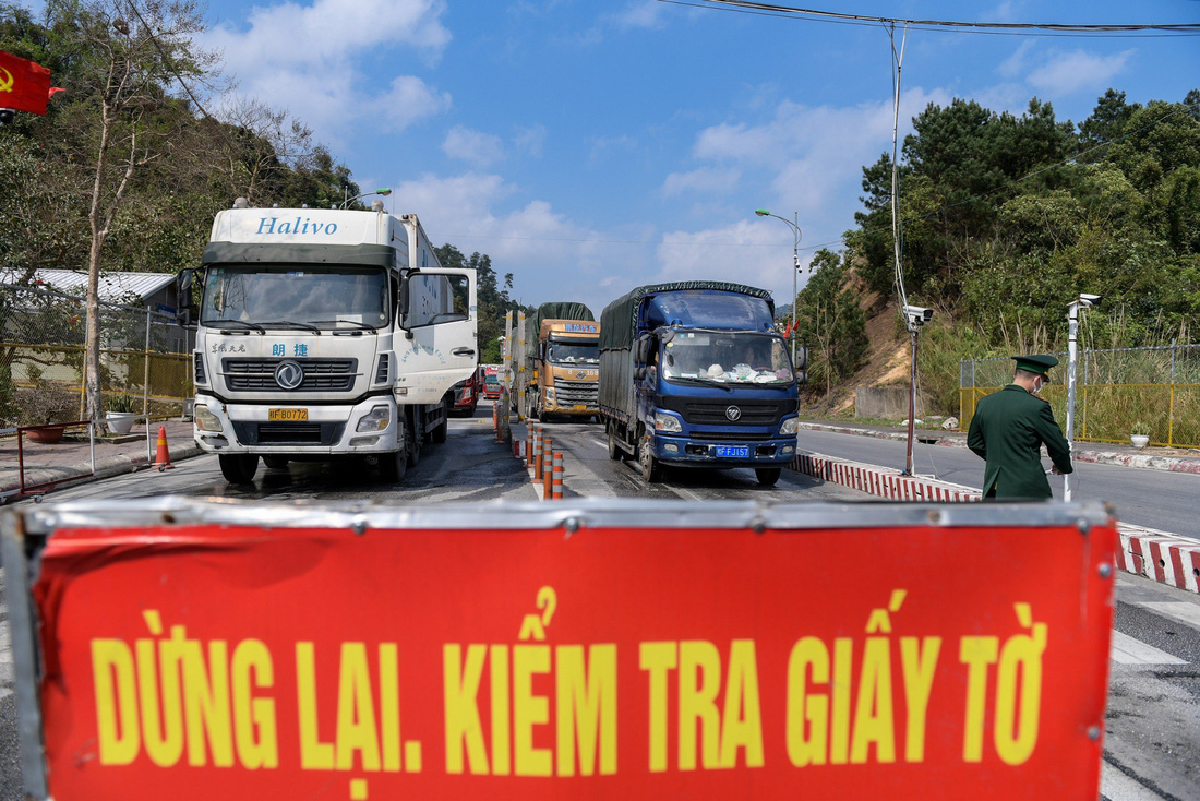 Bộ đội biên phòng kiểm tra giấy tờ của tài xế thông quan tại khu vực cửa khẩu Hữu Nghị, Lạng Sơn - Ảnh: NAM TRẦN