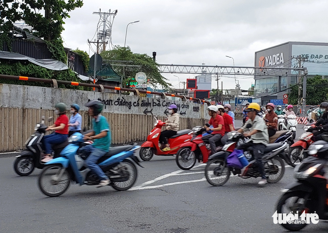 Dòng chữ “đoạn đường có đinh, bà con chạy chậm” luôn là nỗi ám ảnh dành cho những ai lái xe qua khu vực này. Vào giờ tan tầm, rất đông công nhân từ các khu chế xuất, khu công nghệ di chuyển trên tuyến đường hướng từ cầu vượt Linh Xuân đến cầu vượt Sóng Thần, tiềm ẩn nguy cơ dính “bẫy” đinh - Ảnh: ĐÌNH KHẢI