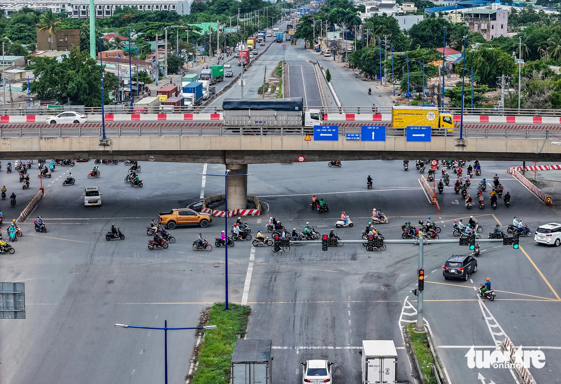 Vòng xoay Mỹ Thủy (TP Thủ Đức) là một trong những điểm đen tai nạn giao thông nhiều năm qua mà cơ quan chức năng chưa thể giải quyết - Ảnh: CHÂU TUẤN