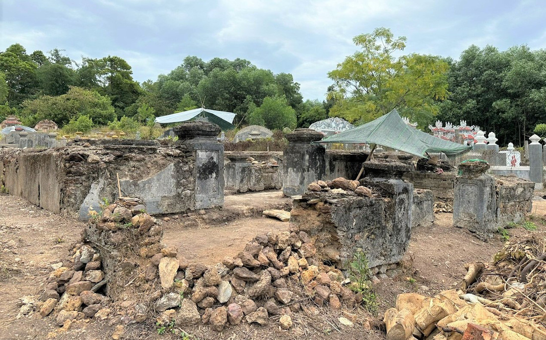 Khu mộ cổ hơn 200 năm của thượng thư Lê Quang Định trước trùng tu - Ảnh: NHÓM TRÙNG TU CUNG CẤP