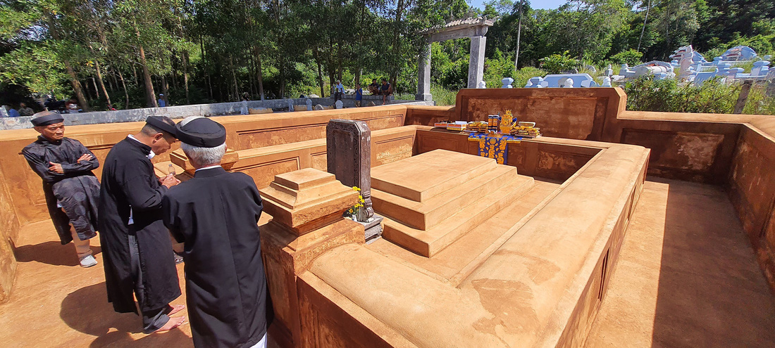 Khu mộ của thượng thư Lê Quang Định sau khi trùng tu - Ảnh: M.TỰ