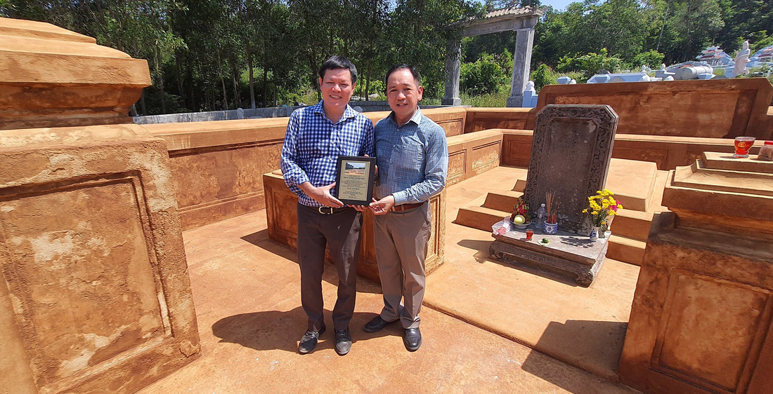 Hậu duệ ngài Lê Quang Định trao kỷ vật cho TS Lương Chánh Tòng (bên trái ảnh) - người chủ trì nghiên cứu và trùng tu khu mộ cổ - Ảnh: M.TỰ