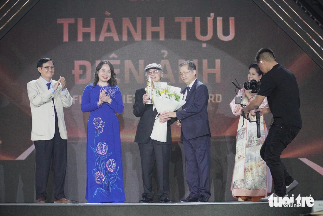 Trao giải Thành tựu điện ảnh cho đạo diễn Đặng Nhật Minh