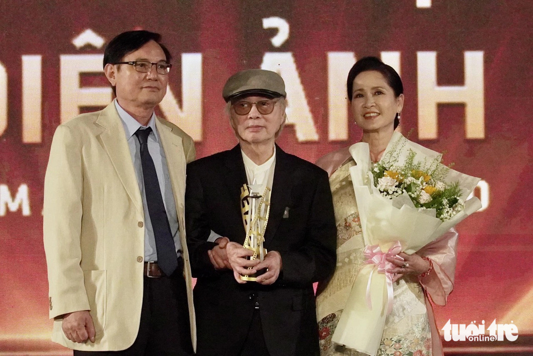 Thầy giáo Khang (Bao giờ cho đến tháng 10) và cô Thủy (Mùa ổi) dìu đạo diễn Đặng Nhật Minh lên sân khấu