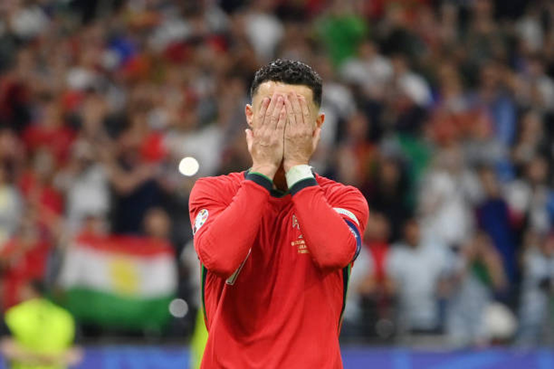 Ronaldo covered his face in regret after missing the opportunity - Photo: GETTY