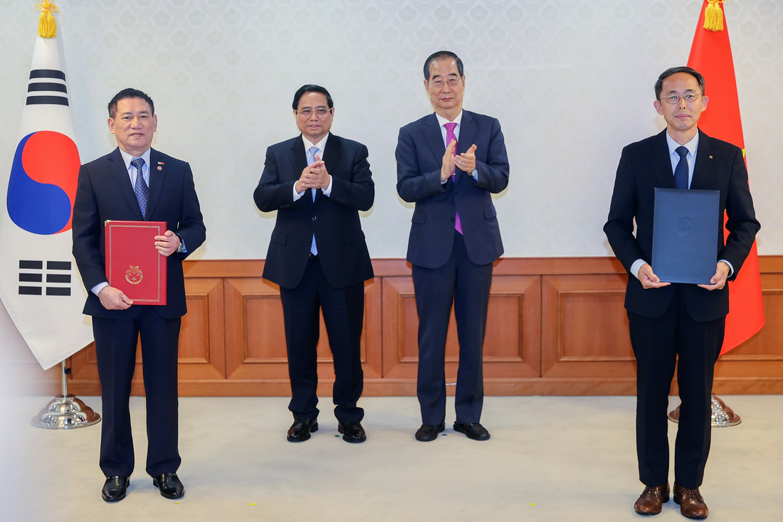 Thủ tướng Phạm Minh Chính và Thủ tướng Hàn Quốc chứng kiến trao thỏa thuận vay đầu tư xây dựng công trình đường cao tốc Mỹ An - Cao Lãnh giai đoạn 1 - Ảnh: NHẬT BẮC