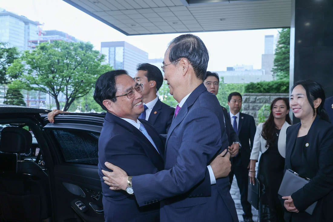 Thủ tướng Hàn Quốc Han Duck Soo tiễn Thủ tướng Phạm Minh Chính sau cuộc gặp chiều 2-7 - Ảnh: NHẬT BẮC