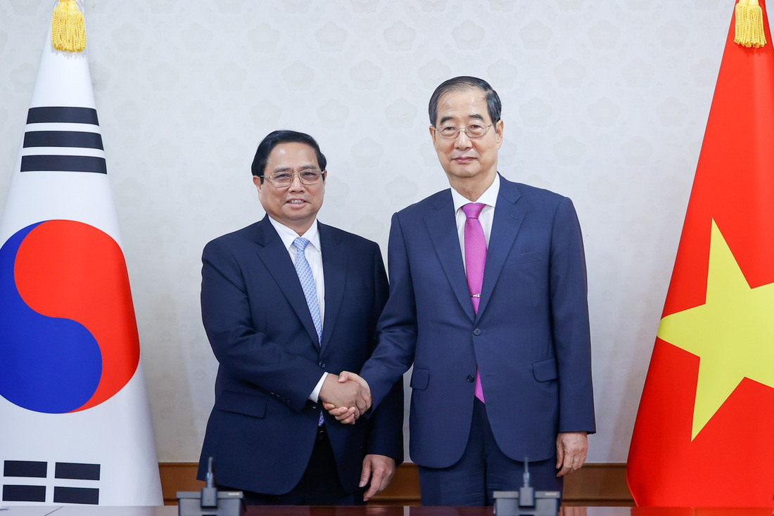 Thủ tướng Phạm Minh Chính và Thủ tướng Hàn Quốc Han Duck Soo tại cuộc hội đàm - Ảnh: NHẬT BẮC