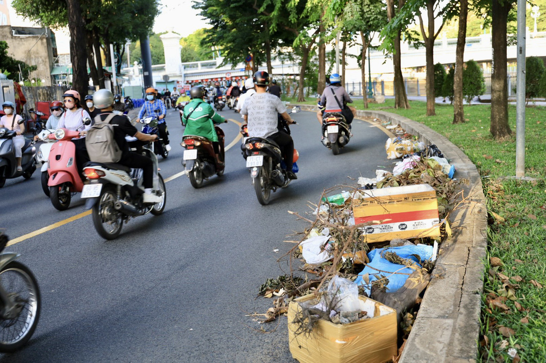 Bãi rác lớn lấn chiếm cả lòng đường trên đường Trường Sa - Ảnh: NGỌC QUÝ