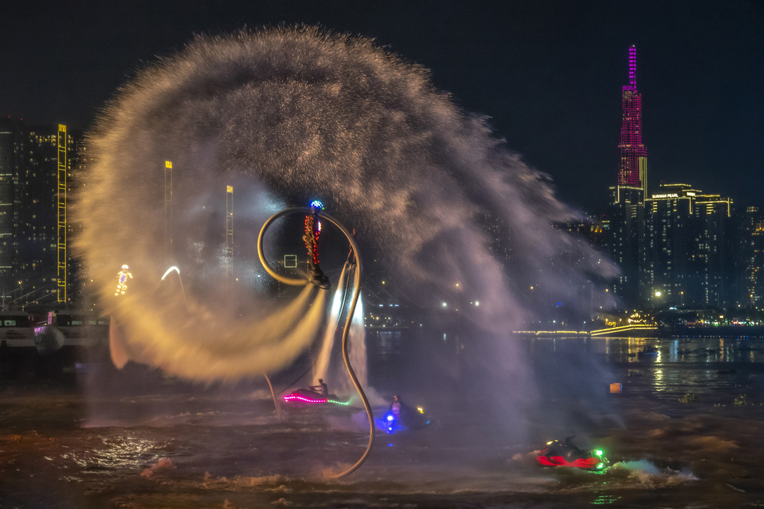 Tác phẩm Flyboard trong Lễ hội sông nước của tác giả Nguyễn Tấn Nghĩa đoạt huy chương bạc