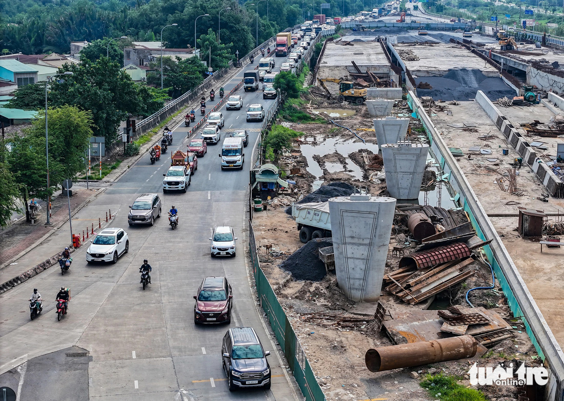 Nút giao ngàn tỉ An Phú: Đã thấy các trụ cầu vượt nhánh, một số gói xây lắp sắp xong- Ảnh 1.