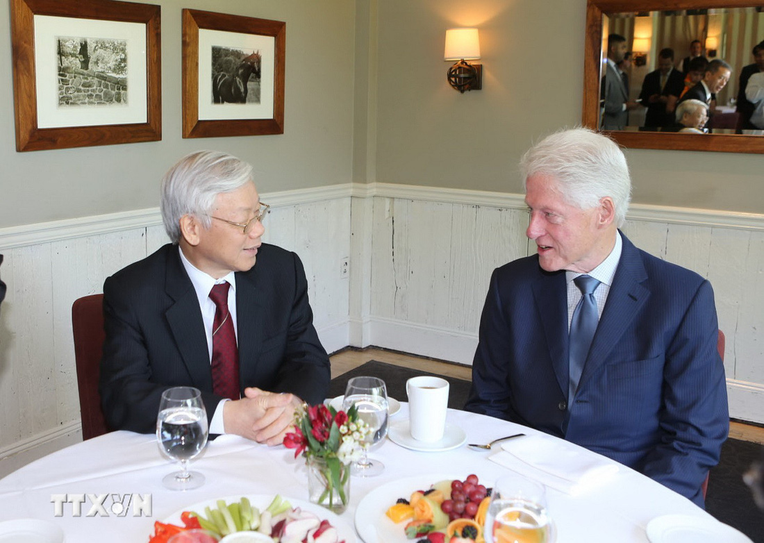 Tổng bí thư Nguyễn Phú Trọng thăm cựu Tổng thống Mỹ Bill Clinton tại nhà riêng năm 2015 - Ảnh: TTXVN