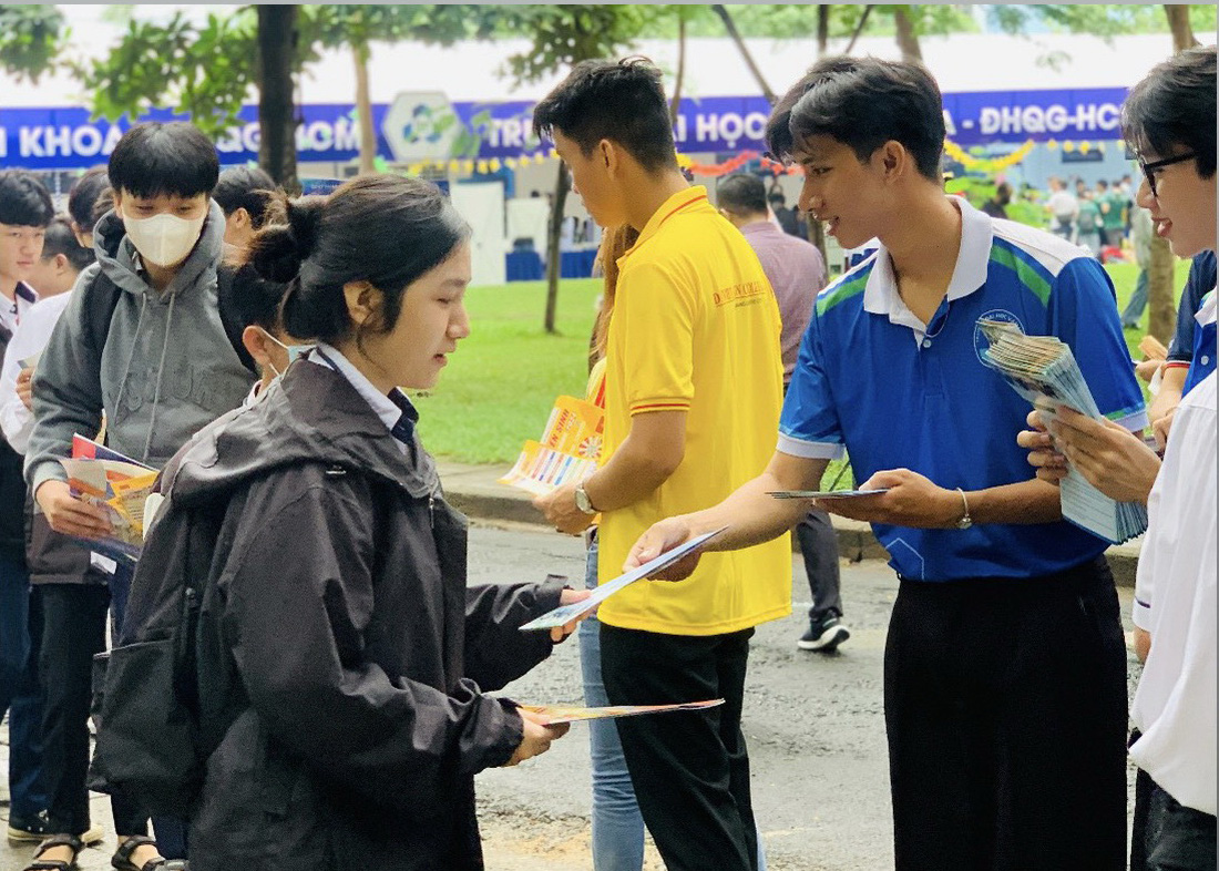 Ngày tư vấn xét tuyển đại học, cao đẳng 2024 thu hút đông đảo học sinh đến tham dự - Ảnh: NGUYỄN LÊ PHƯỚC VĨNH