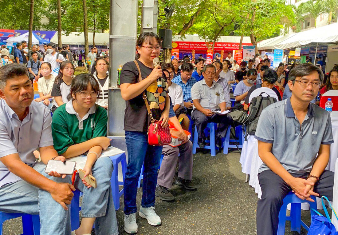 Cô Hiệp đặt câu hỏi cho các thầy cô trong ban tư vấn - Ảnh: NGỌC TUYỀN