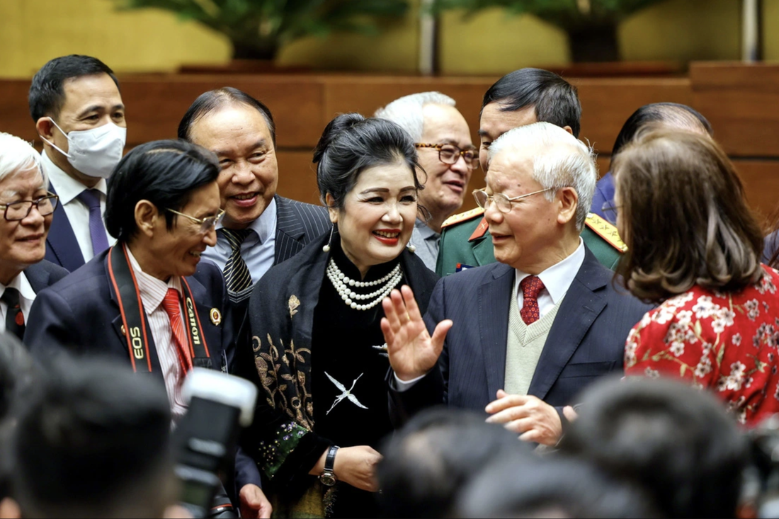 Tổng bí thư Nguyễn Phú Trọng trò chuyện với các đại biểu tham dự Hội nghị Văn hóa toàn quốc tổ chức sáng 24-11-2021 tại Nhà Quốc hội - Ảnh: NGUYỄN KHÁNH