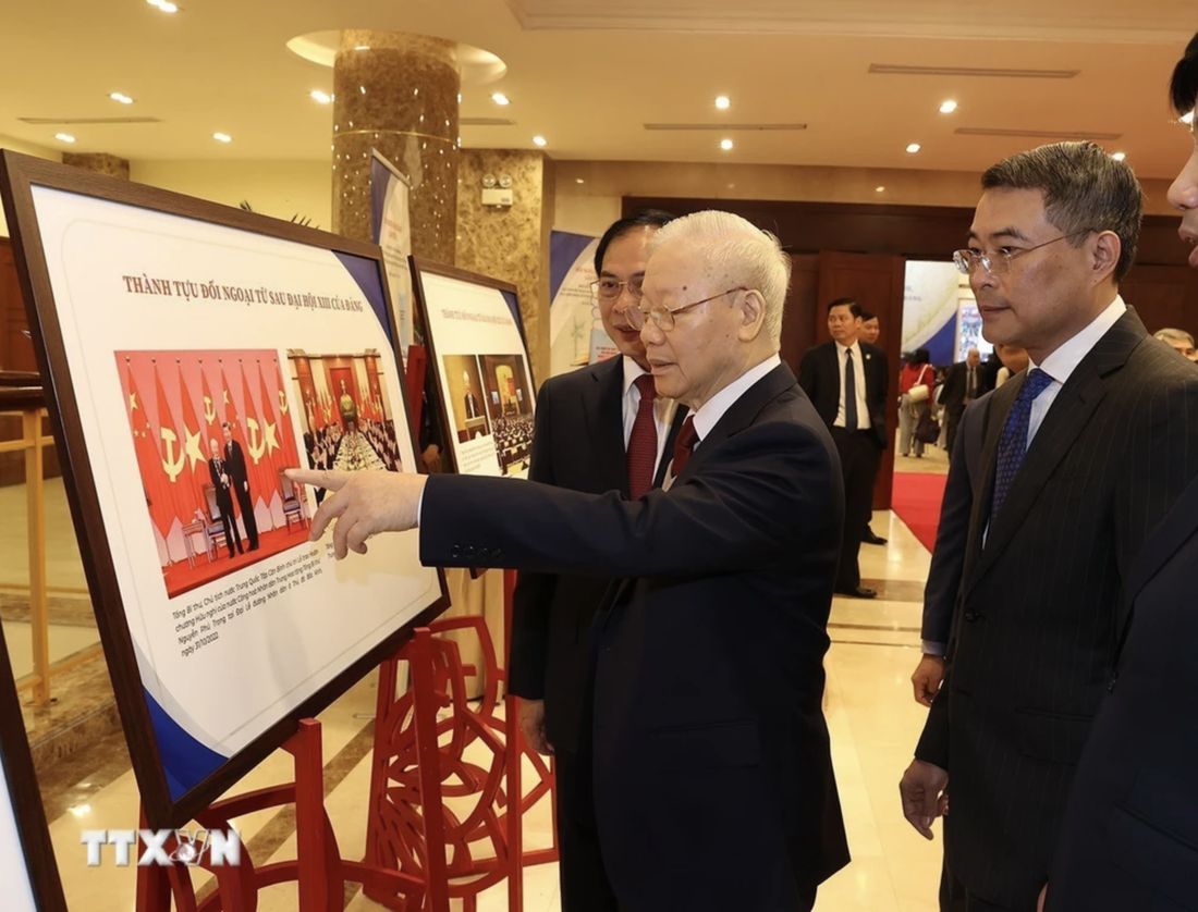 Tổng bí thư Nguyễn Phú Trọng tham quan triển lãm thành tựu đối ngoại Việt Nam tại Hội nghị Ngoại giao thứ 32 tháng 12-2023 - Ảnh: TTXVN