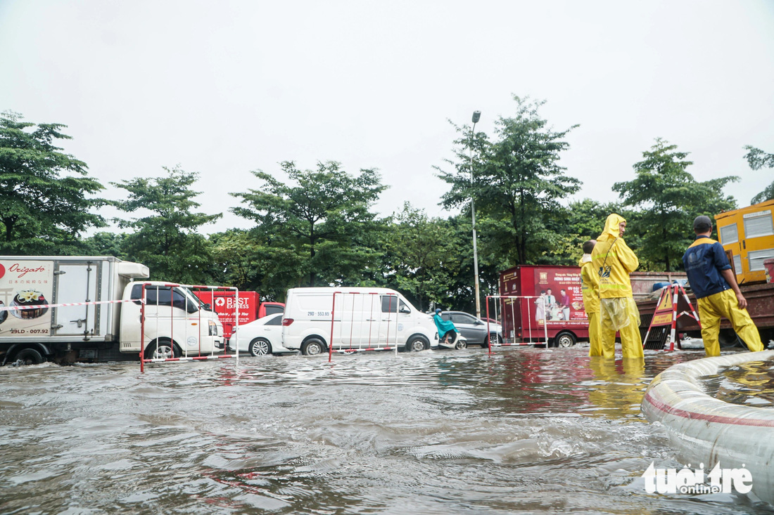 Đường Hà Nội ngập sâu từ sáng, nhiều người phải xin nghỉ làm- Ảnh 4.