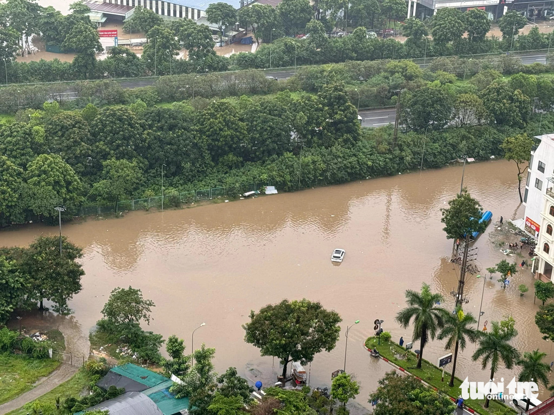 Đường gom đại lộ Thăng Long ngập sâu, biến thành sông sáng 24-7 - Ảnh: THÀNH CHUNG