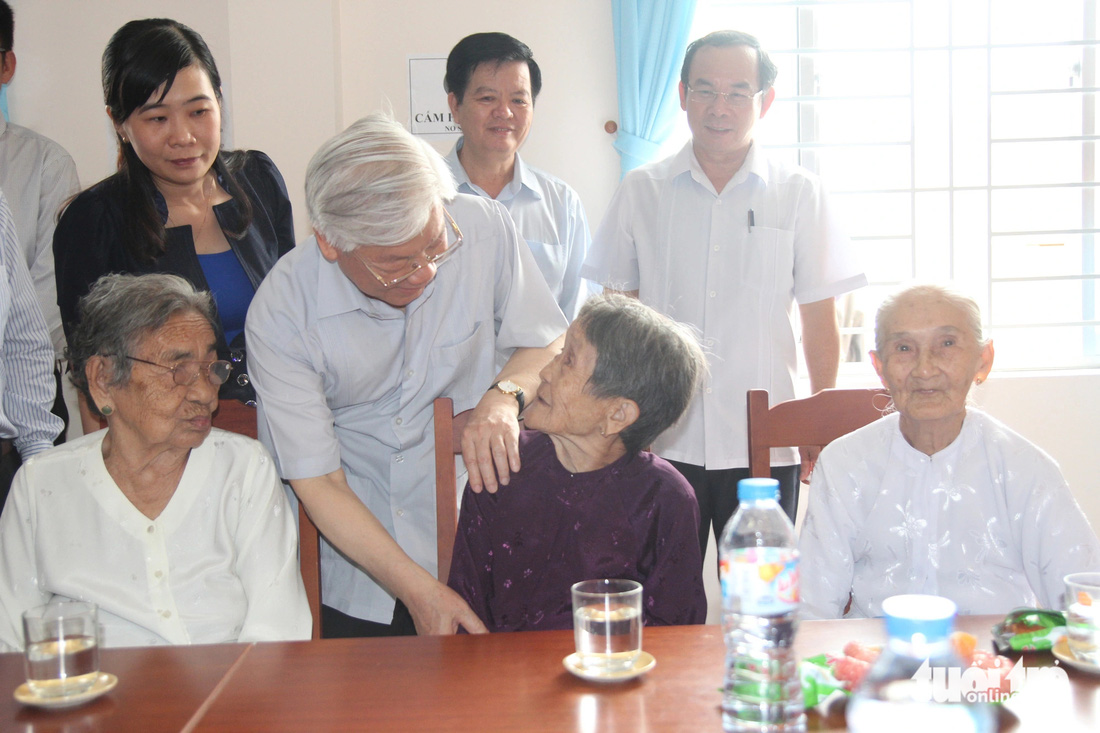 Tổng bí thư Nguyễn Phú Trọng thăm hỏi các bà mẹ Việt Nam Anh hùng tại tỉnh Bến Tre năm 2016 - Ảnh: MẬU TRƯỜNG