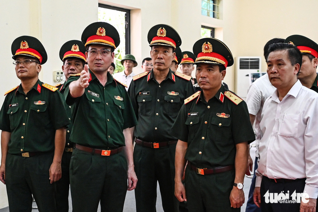 Trung tướng Nguyễn Doãn Anh, phó tổng tham mưu trưởng Quân đội nhân dân Việt Nam, kiểm tra công tác chuẩn bị lễ tang - Ảnh: HỒNG QUANG