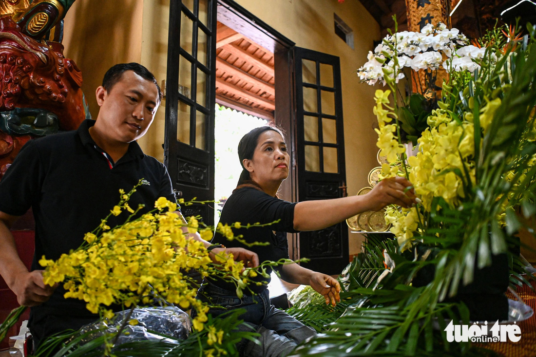 Được giao nhiệm vụ cắm hoa, anh Nguyễn Đình Tuấn (người dân thôn Lại Đà) cảm thấy rất vinh dự, bồi hồi khi được góp công sức cho buổi lễ