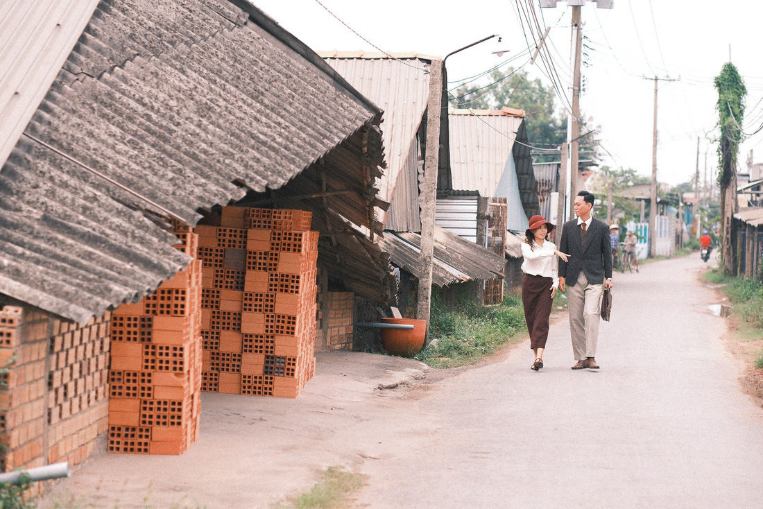 Chụp ảnh cưới với "vương quốc" lò gạch là cách chị Oanh quảng bá du lịch địa phương - Ảnh: NVCC