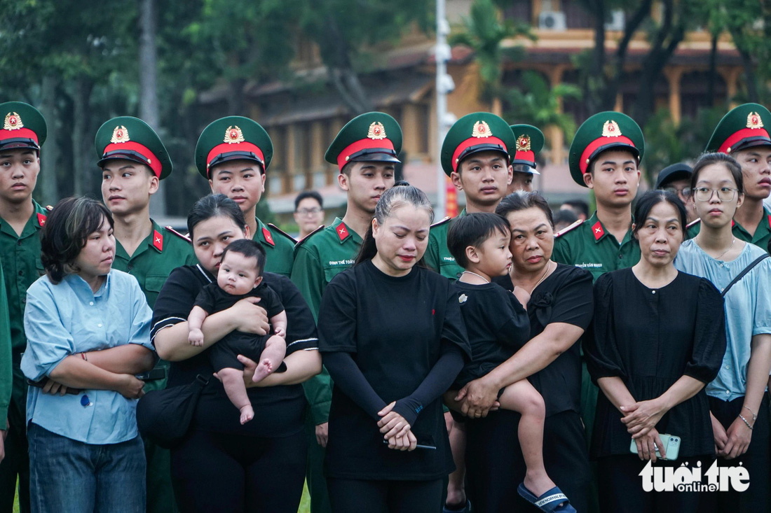 Nhiều người dân Hà Nội không giấu nổi xúc động, bật khóc thời khắc cờ rủ được kéo lên trước quảng trường Ba Đình