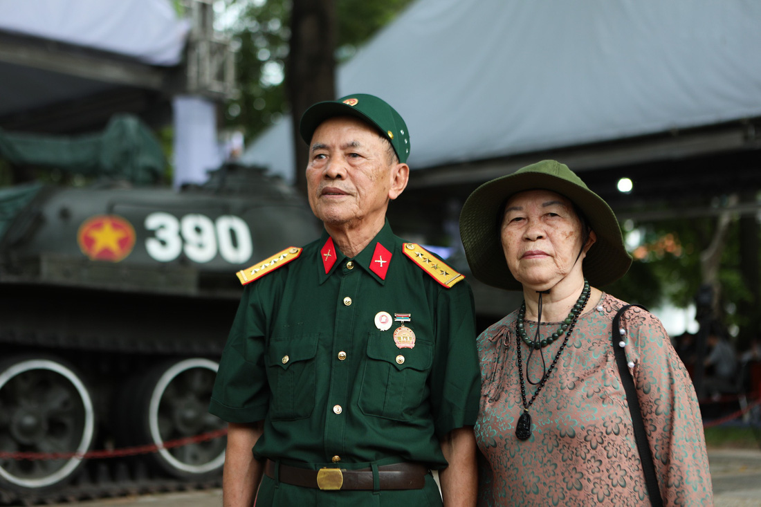 Vợ chồng ông Nguyễn Tống Đồn (79 tuổi) và bà Trần Thị Liên (75 tuổi) dắt tay nhau đến Hội trường Thống Nhất để dự lễ viếng Tổng bí thư - Ảnh: PHƯƠNG QUYÊN